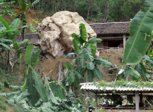 [-]Lở[-]núi[-]ở[-]Cao[-]Bằng,[-]7[-]người[-]thoát[-]chết
